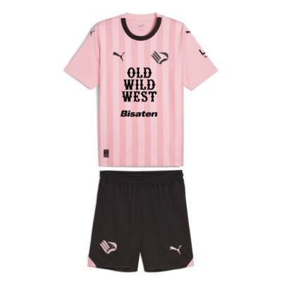 Kit Gara Home Palermo FC composto da prima maglia rosa e pantaloncino nero.