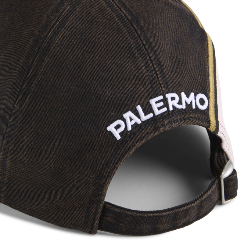 dettaglio ricamo scritta palermo sul retro del cappello della collezione puma x Palermo FC