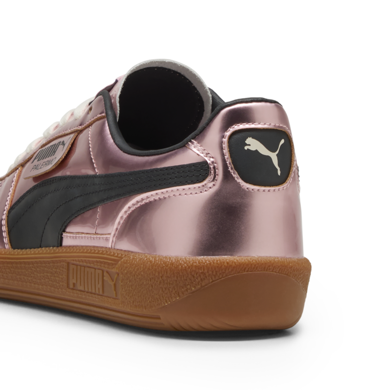 retro con logo in primo piano della  sneaker puma palermo x Palermo FC rosa metallizzato