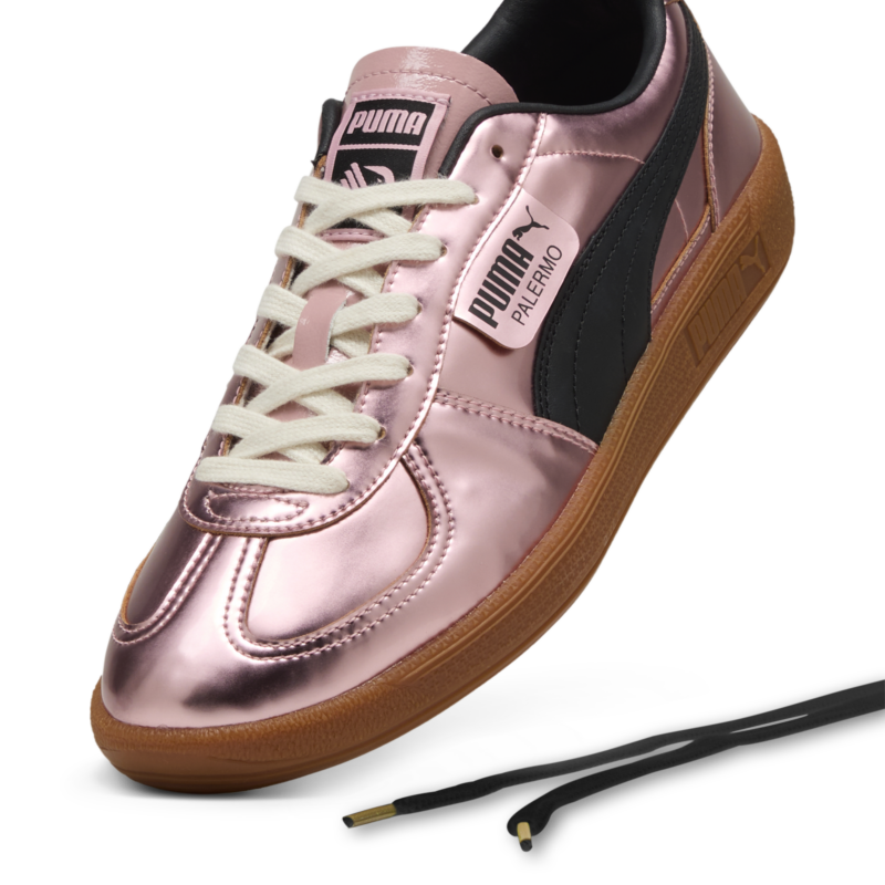 prospettiva a mezza altezza della sneaker puma palermo x Palermo FC rosa metallizzato con nel dettaglio la presenza di un secondo paio di lacci