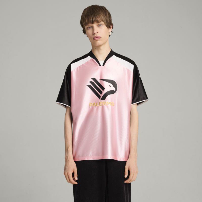 vista frontale della maglia streetwear puma x Palermo FC indossata