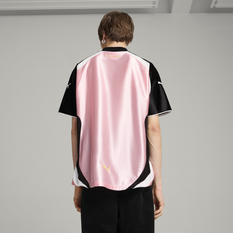 vista posteriore della maglia streetwear puma x Palermo FC indossata