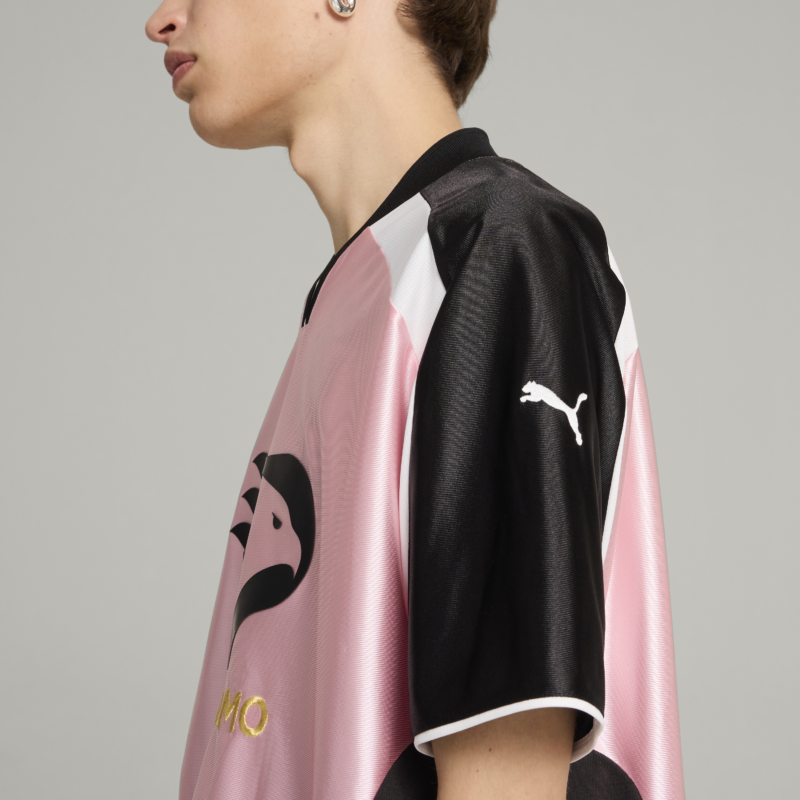 vista laterale con dettaglio del logo puma bianco sulle maniche della maglia streetwear puma x Palermo FC indossata